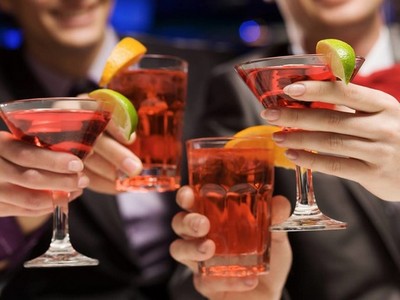 8 советов диетолога: Как уменьшить вред от алкоголя во время праздников