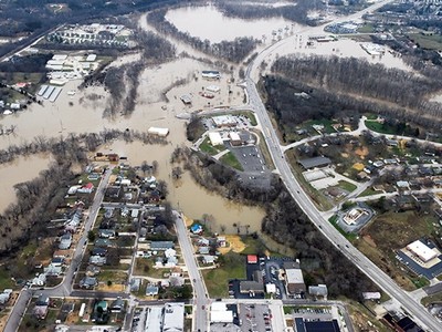 Наводнение в США: сотни граждан покинули дома (видео)