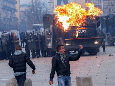Тысячи протестующих в Косово подожгли парламент коктейлями Молотова (фото)