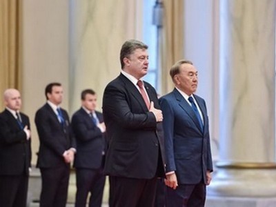 Назарбаев обсудил с Порошенко российский запрет на транзит