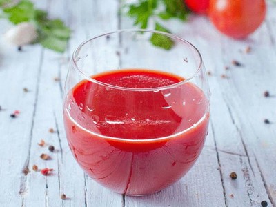 Почему мужчинам нужно пить томатный сок