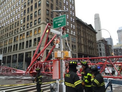 Опубликовано видео рухнувшего гигантского крана в Нью-Йорке