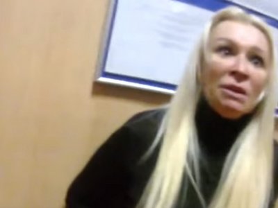 В Киеве «мажорная» блондинка устроила скандал полицейским (видео)