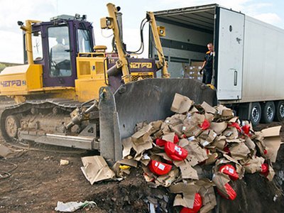В России бульдозерами уничтожили более 2,5 тыс тонн санкционных продуктов