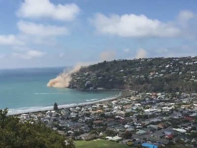 В Новой Зеландии из-за сильного землетрясения раскололись скалы (видео)