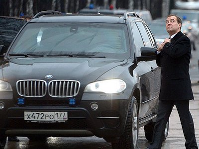 Медведев пригрозил не впускать в РФ все авто из Украины