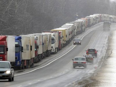 Кабмин запретил транзит российских грузовиков через Украину