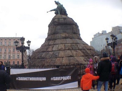 В трех городах Украины люди вышли поддержать новую полицию (фото)