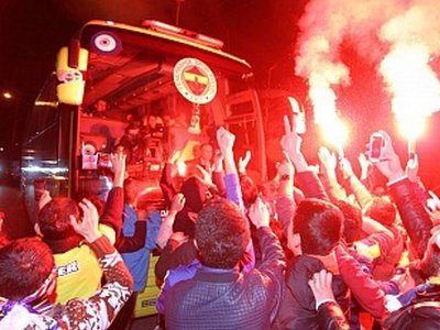 Автобус с российскими футболистами в Турции забросали камнями
