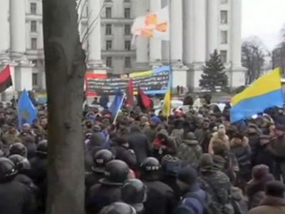 Киевский офис олигарха Ахметова закидали петардами и камнями (видео)