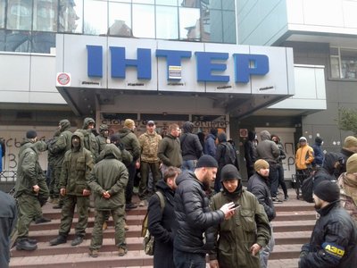 Корпус Азов блокирует телеканал Интер (фото)