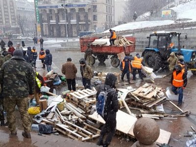 В Киеве на Майдане разобрали последнюю палатку