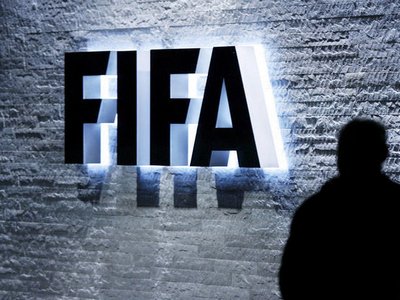 В FIFA готовят к внедрению четвертую замену и видеоповторы