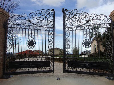Кованые ворота — надежная защита вашего дома