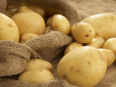 Вредно для здоровья: почему нельзя хранить картофель в холодильнике