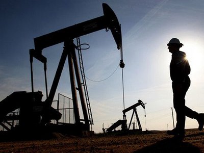 Нефть снова дешевеет на новостях о переизбытке предложений