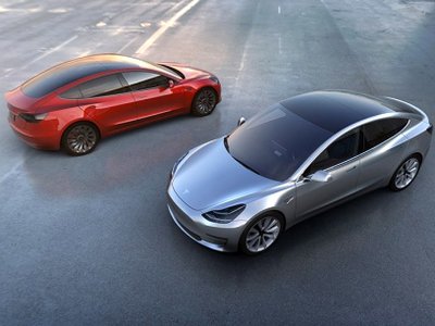 Компания Tesla показала бюджетный электромобиль Model 3 (видео)