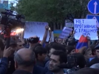 В Ереване посольство РФ забросали яйцами (видео)
