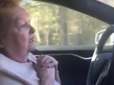 Видеохит: реакция бабушки на Tesla с автопилотом взорвала соцсети