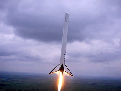 Компания SpaceX впервые сумела посадить ракету на баржу (видео)