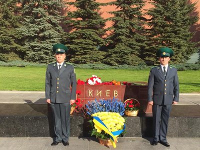 Возле Кремля выставили украинский почетный караул