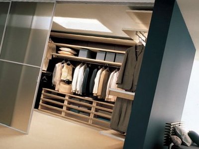 Как правильно организовать гардеробную комнату?