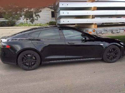 Электромобиль Tesla без водителя и попал в аварию (видео)
