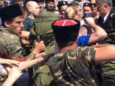 Российские «казаки» избили журналистов и оппозиционера Навального (видео)