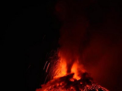 В Италии началось извержение крупнейшего вулкана (видео)