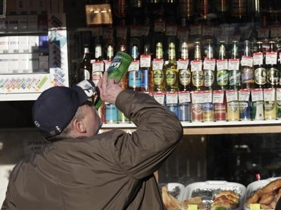 В РФ намерены запретить продажу пива в больших бутылках