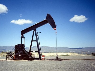 Нефть стремительно дорожает на фоне снижения запасов в США