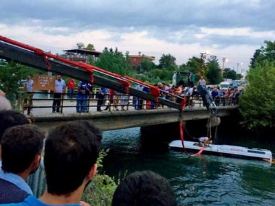 В Турции автобус со школьниками упал в воду: есть погибшие