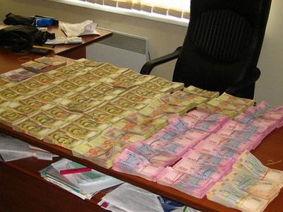 Мариупольских чиновников поймали на крупном хищении при госзакупках