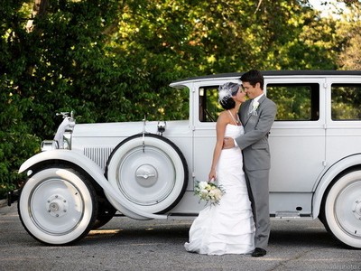 Роскошный автомобиль — незаменимый атрибут свадебного торжества