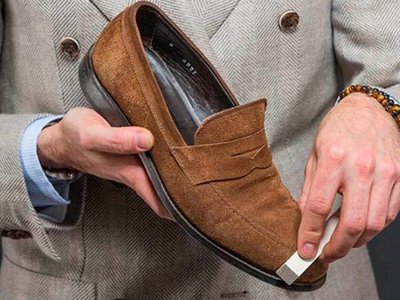 Как правильно чистить замшевую обувь?