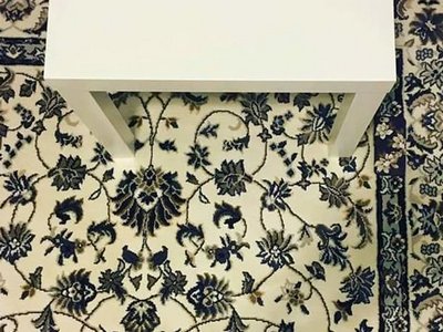 Пользователей озадачила загадка со спрятанным на ковре iPhone