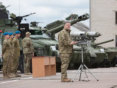 Военную технику из АТО на парад не потащат — Порошенко