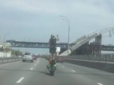 Мотоциклист-экстремал удивил киевлян смертельным номером на шоссе (видео)