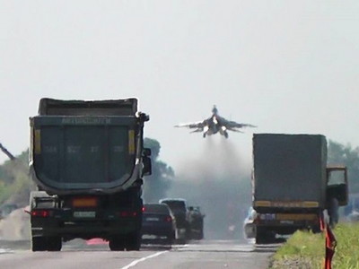 Украинские боевые самолеты приземлились на трассу Киев-Чоп