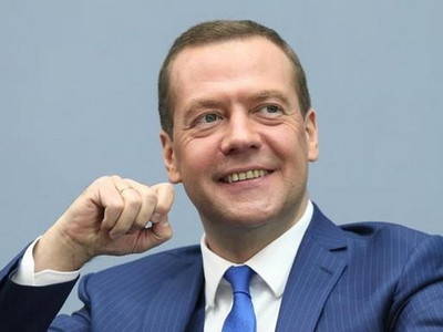 Медведев российским учителям: За деньгами идите в бизнес (видео)