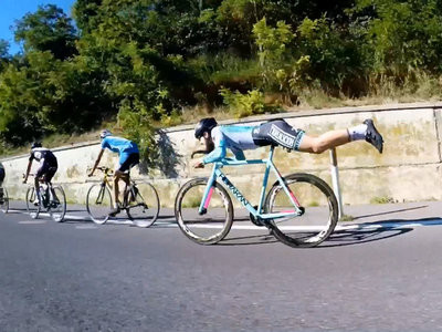 Физика победила: велосипедист обогнал соперников не вращая педали (видео)