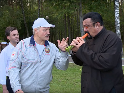Александр Лукашенко угостил Стивена Сигала морковью с грядки (видео)