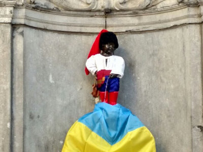 «Писающего мальчика» в Брюсселе одели в костюм казака (фото)