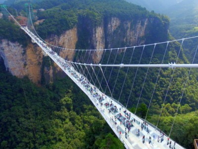 Китайцы открыли самый высокий стеклянный мост в мире (фото)