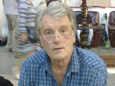 Виктора Ющенко заметили торгующим на блошином рынке в Киеве