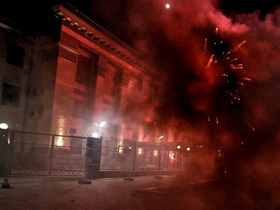 У посольства РФ в Киеве устроили файер-шоу (фото)