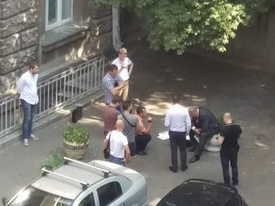 На Банковой правоохранители задержали подозреваемого в вымогательстве (фото)