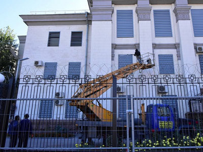 В Киеве возводят «стену» вокруг российского посольства (фото)