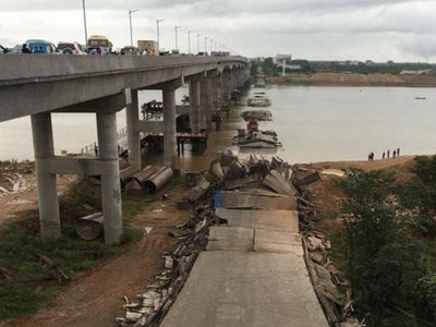 В Китае обрушился крупный автомобильный мост: есть пострадавшие (видео)