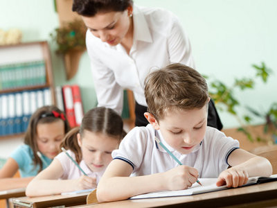 Украинским учителям повысят зарплату на треть